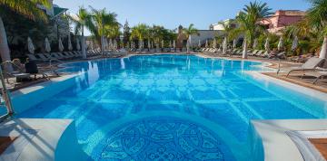 Image de la piscine tranquille de l'hôtel Lopesan Villa del Conde Resort & Thalasso