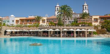 Vue de face de la piscine de l'hôtel Lopesan Villa del Conde Resort & Thalasso