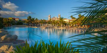 Vue de face de la piscine de sable de l'hôtel Lopesan Villa del Conde Resort & Thalasso