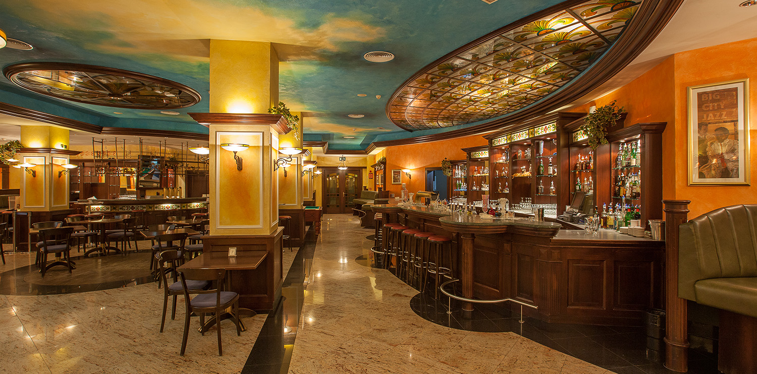 	Interieur der Bar La Brasserie im Hotel Lopesan Costa Meloneras Resort, Spa & Casino	
