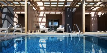 Vue de face de la terrasse avec hamacs et piscine privée des chambres doubles de luxe avec piscine du Lopesan Baobab Resort