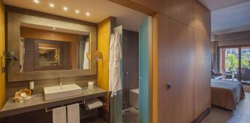 Vue intérieure de la salle de bain des chambres doubles de luxe avec piscine du Lopesan Baobab Resort