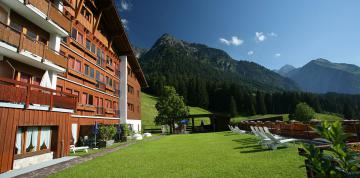 	Exterior during the summer of the IFA Breitach Hotel  	