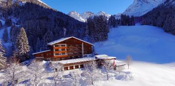 	Fassade IFA Breitach Hotel mit Schnee	