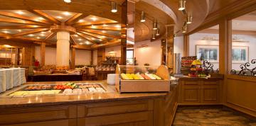 	Estaciones de comida en el interior del buffet del hotel IFA Alpenhof Wildental	