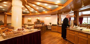 	Kellner am Buffet IFA Alpenhof Wildental Hotel	