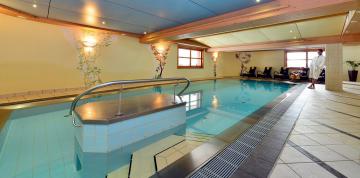 Piscine bien-être à l'intérieur de l'hôtel IFA Alpenhof Wildental