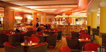 	Kellner und Gäste Bar IFA Alpenrose Hotel	