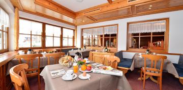 	Mesa preparada en el interior del restaurante del Hotel IFA Alpenrose	