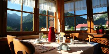 	Vistas desde una mesa del bar Sáchterl del Hotel IFA Alpenrose	