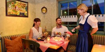 	Waitress serving in the IFA Alpenrose Hotel Sáchterl bar	