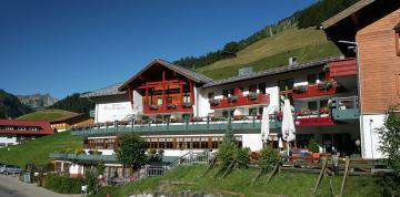 Extérieur de l'hôtel IFA Alpenrose pendant l'été