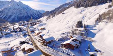 	Luftaufnahme schneebedecktes IFA Alpenrose Hotel und Umgebung	