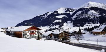 	Blick auf das IFA Alpenrose Hotel und schneebedeckte Berge	