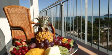 Fruits sur la table sur la terrasse de la suite junior de l'IFA Rügen Hotel & Ferienpark