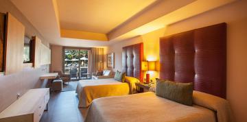 	Interior de las habitaciones doble familiar pool del hotel Lopesan Baobab Resort con la terraza de fondo	