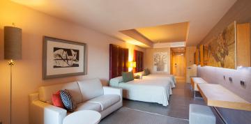 	Innenansicht der Doppelzimmer Familie mit Pool des Hotel Lopesan Baobab Resort	