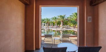 Terrasse des chambres doubles familiales avec piscine de l'hôtel Lopesan Baobab Resort