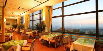 	Interior del restaurante panorámico Vogtlandblick del IFA Schöneck Hotel & Ferienpark	