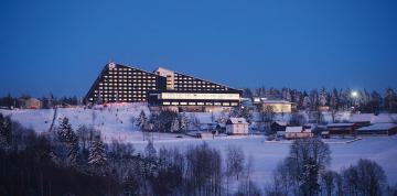 	Das IFA Schöneck Hotel & Ferienpark bei Nacht	