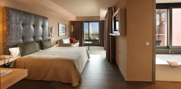 	Double bed with the terrace in the background of the Double Superior rooms at the Lopesan Baobab Resort	