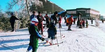 Skier à l'IFA Schöneck Hotel & Ferienpark