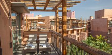 Terrasse des Junior Suites du Lopesan Baobab Resort avec vue sur l'hôtel