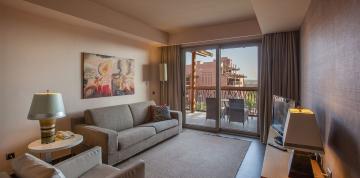 	Imagen del salón de las Junior Suites del Lopesan Baobab Resort con la terraza de fondo	