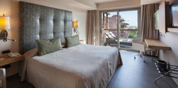 	Interior of the room of the Junior Suites at the Lopesan Baobab Resort with the terrace in the background	