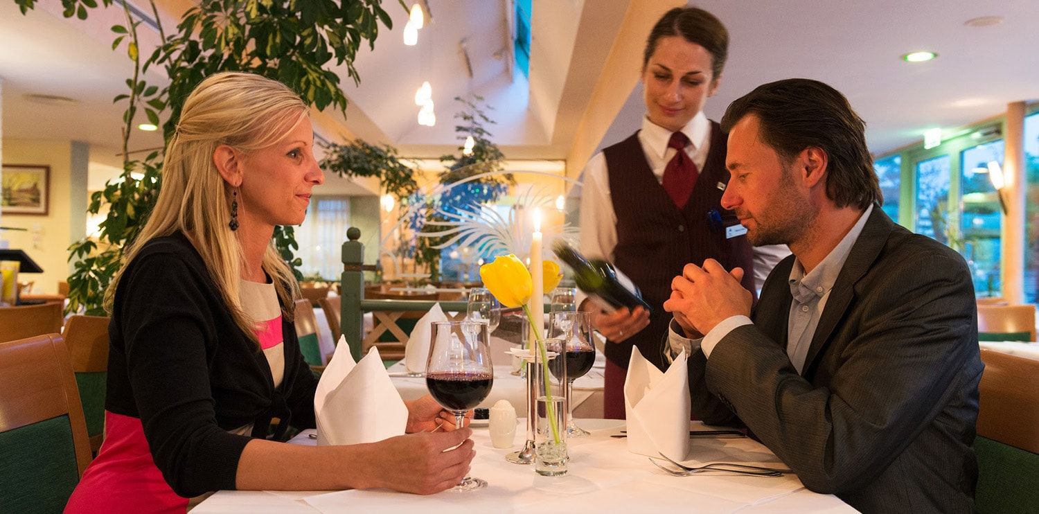 	Gästepaar im Restaurant Orangerie des IFA Graal-Müritz Hotel, Spa & Tagungen	
