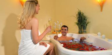 	Couple enjoying the wellness centre of IFA Graal-Müritz Hotel, Spa & Tagungen	