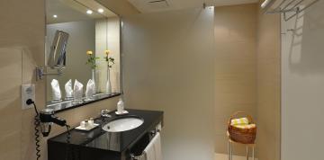 	Bathroom at the IFA Graal-Müritz Hotel, Spa & Tagungen Double deluxe room	