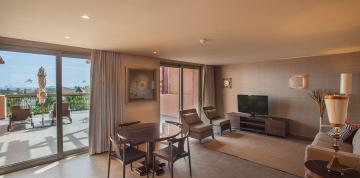 	Sala de estar de las Senior Suites Lopesan Baobab Resort con acceso directo a la terraza	