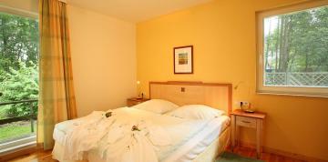 	Bedroom at the IFA Graal-Müritz Hotel, Spa & Tagungen Standard bungalows	