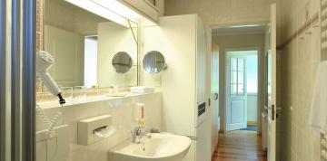 	Bathroom at the IFA Graal-Müritz Hotel, Spa & Tagungen Standard bungalow	