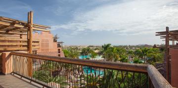 	Blicke auf die Dünen von Maspalomas von der Terrasse der Senior Suites Lopesan Baobab Resort	