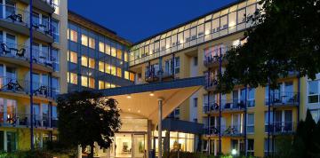 	IFA Rügen Hotel & Ferienpark in der Abenddämmerung beleuchtet	