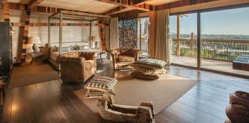 	Royal Suite Hauptschlafzimmer des Lopesan Baobab Resort mit direktem Zugang zur Terrasse und Panoramablick	