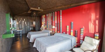 	Vista lateral del dormitorio con dos camas individuales de la Royal Suite del Lopesan Baobab Resort	