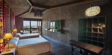 	Dormitorio con dos camas individuales de la Royal Suite del Lopesan Baobab Resort	