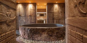 	Bañera de piedra del baño principal de la Royal Suite del Lopesan Baobab Resort	