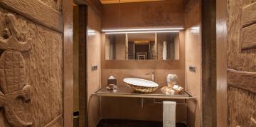 Toilettes de la salle de bains principale de la suite royale Lopesan Baobab Resort