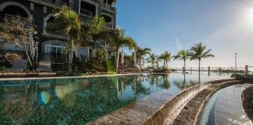 Vue sur la piscine VIP de l'hôtel Lopesan Villa del Conde