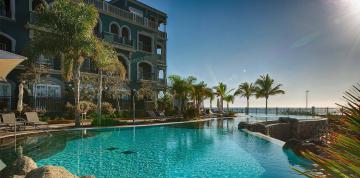 Entrada a la piscina VIP del hotel Lopesan Villa del Conde