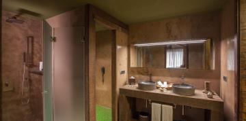 Intérieur de la salle de bain de la Suite Royale du Lopesan Baobab Resort
