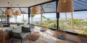 Terraza del lobby con vistas al mar en el hotel Corallium Dunamar by Lopesan