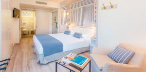 Habitación doble estándar adaptada del Corallium Beach by Lopesan Hotels