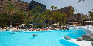 Piscina grande en el Abora Continental by Lopesan Hotels