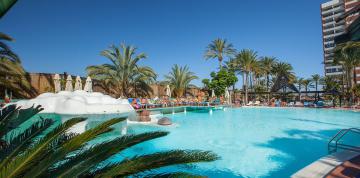 Vista lateral de la piscina del Abora Continental by Lopesan Hotels