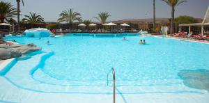 Vista frontal de la piscina del Abora Continental by Lopesan Hotels